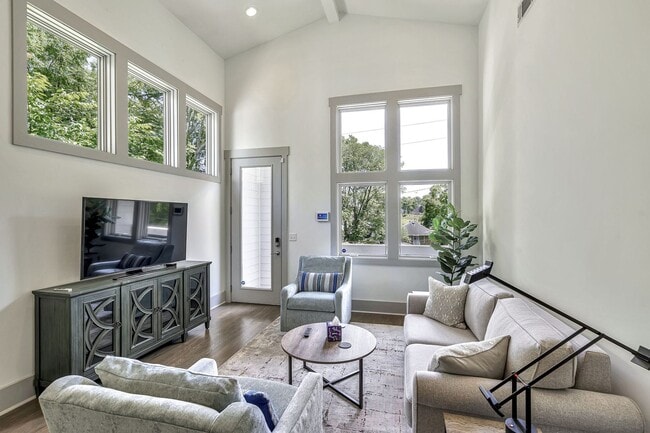Building Photo - Awesome fully furnished 1BE/1BA in the Wav...