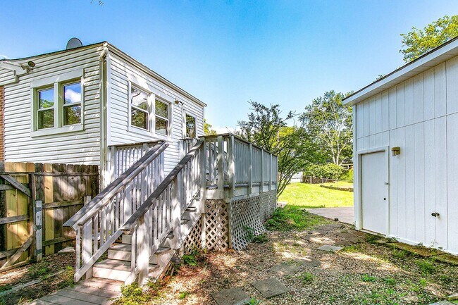 Building Photo - 9802 Lomond Dr