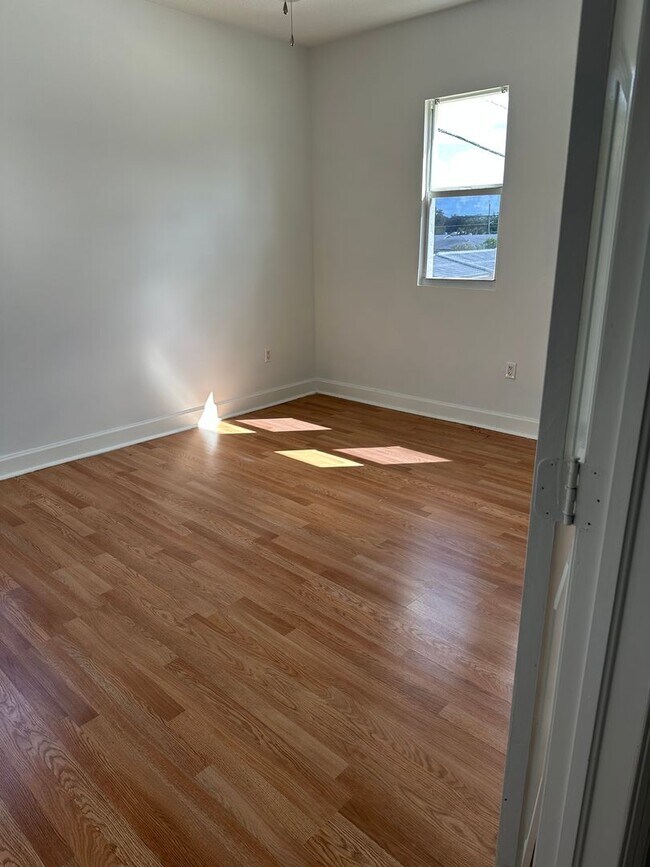 Building Photo - Large TH with 2 car garage