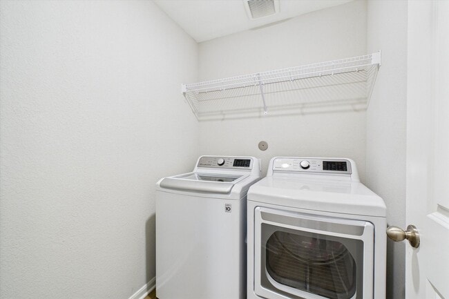 Building Photo - Stunning 4 bedrooms 2 baths single-story h...