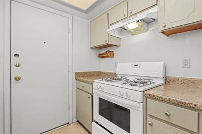 Building Photo - Charming 2-Bedroom - No Carpet!