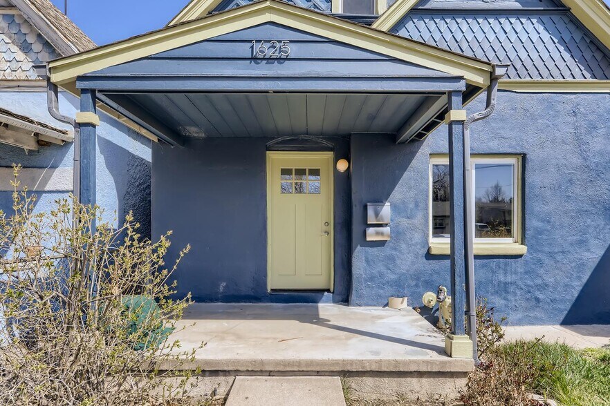 Building Photo - Striking Whittier Victorian home with fully fenced backyard