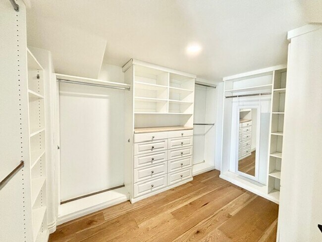 Building Photo - 108 Los Feliz St