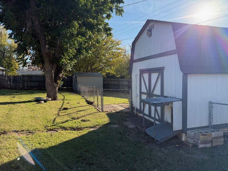 Shed and Yard - 3009 N Woodcrest Dr