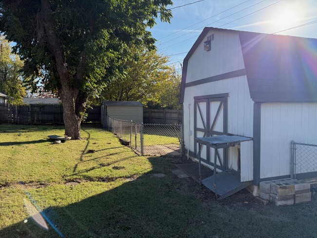 Shed and Yard - 3009 N Woodcrest Dr