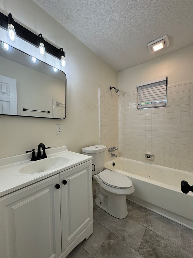 Building Photo - 1100 S Willow St