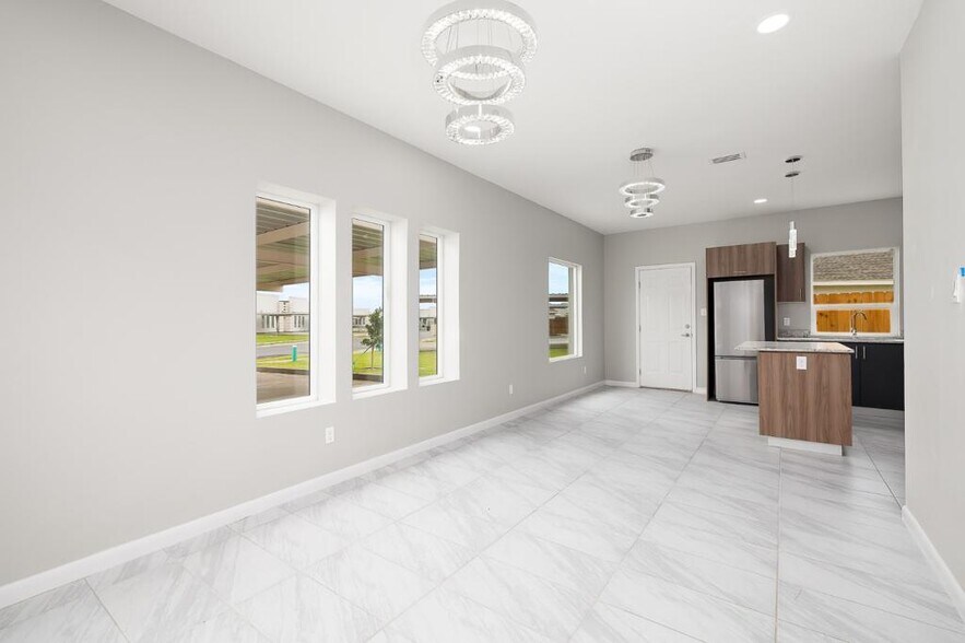 Building Photo - 3803 Las Vistas Ln