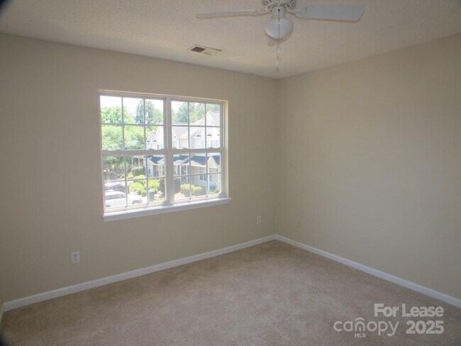 Building Photo - 10116 Forest Landing Dr