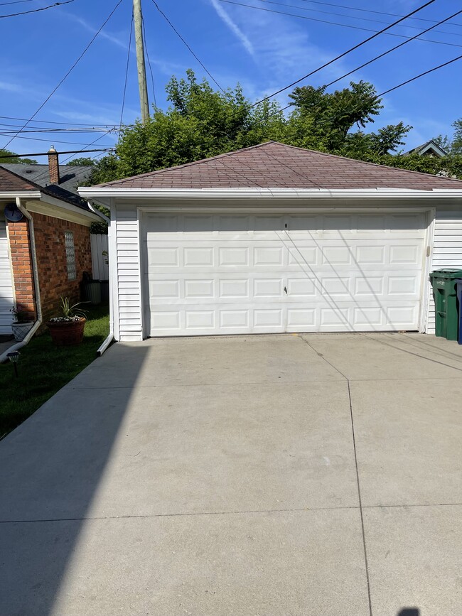 Garage parking with opener - 1435 Somerset Ave