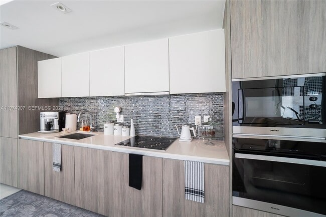 Building Photo - 2900 NE 7th Ave