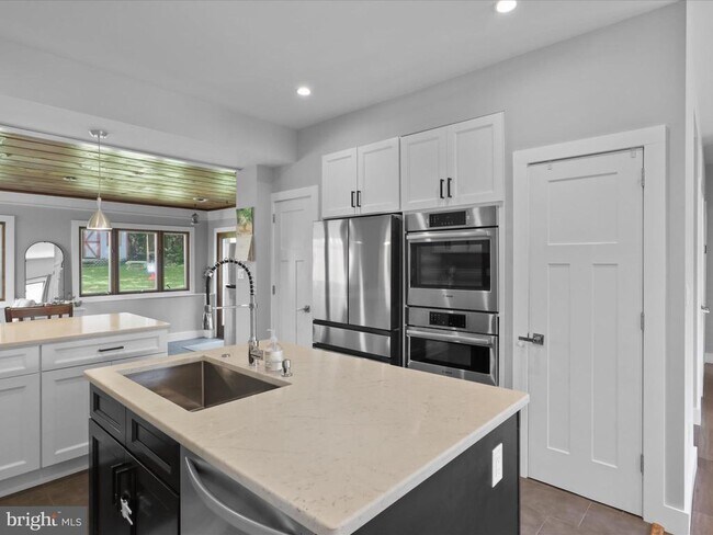 Building Photo - 3005 Rogers Dr