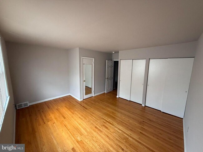 Building Photo - 320 Ripka St