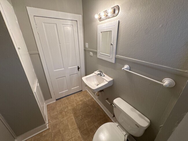 Building Photo - 4 Bed 2 Bath Home - HUGE BACKYARD