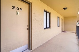 Building Photo - 2820 Tennis Club Dr