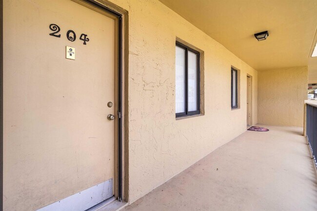 Building Photo - 2820 Tennis Club Dr