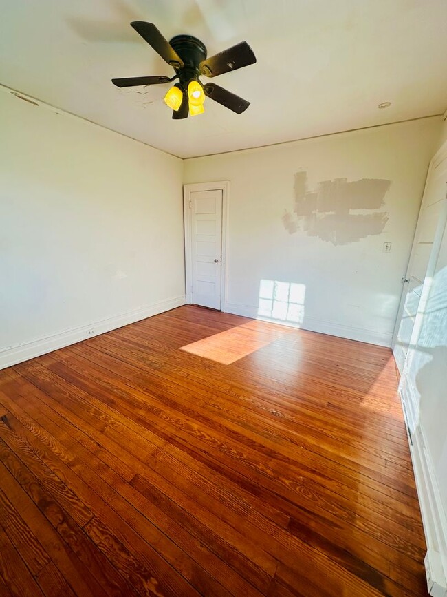 Building Photo - Charming 3bdrm/1.5bth Home Conveniently Located in Richmond's Carytown Area w/Private Balcony!!