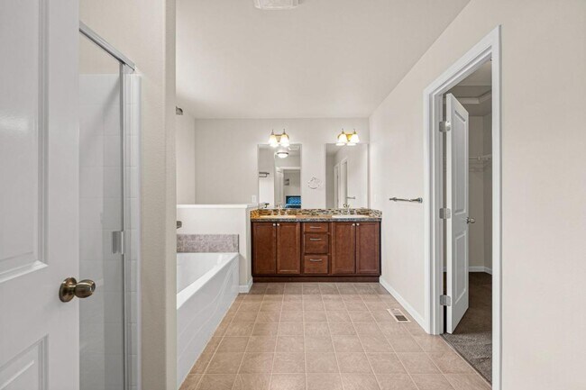 Building Photo - Fully Furnished 5-Bedroom Horizon Pointe H...