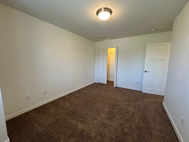 Building Photo - 3 Bed, 2.5 Bath House in Cordata Neighborhood