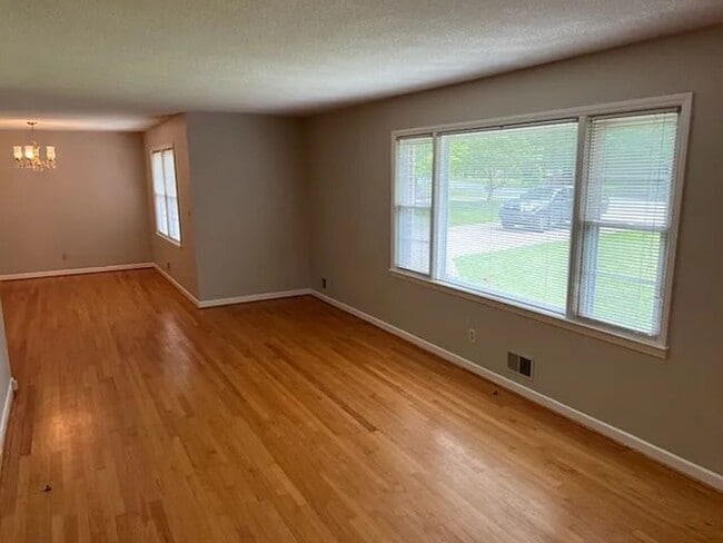 Building Photo - 3609 Sherwood Dr