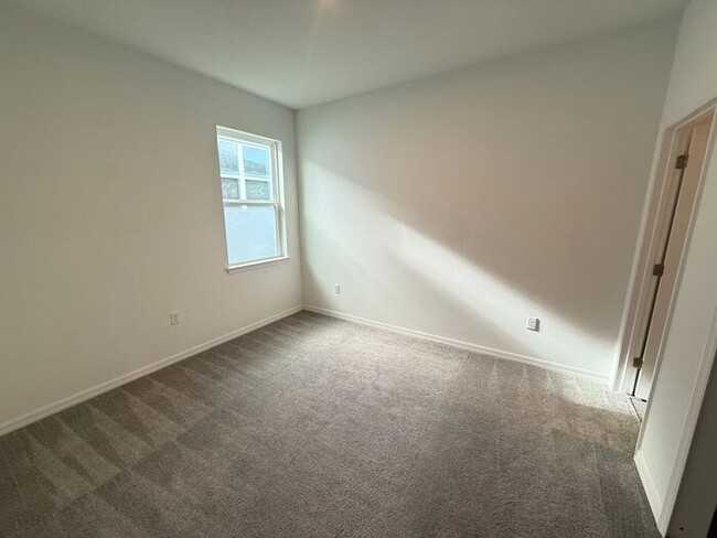 Building Photo - 4/3 Spacious Lake County Home