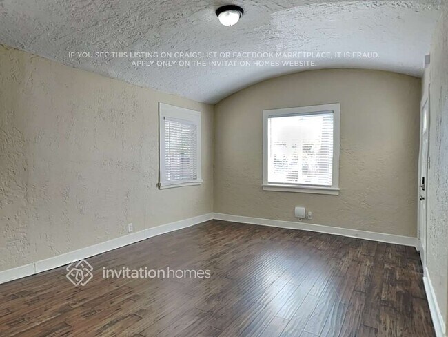 Building Photo - 2627 S Dunsmuir Ave