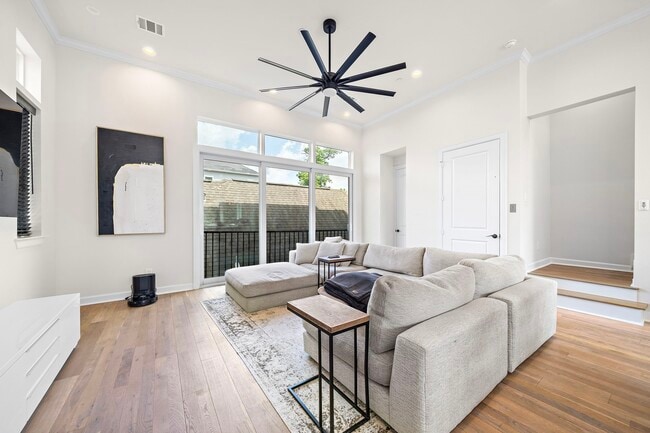 Building Photo - 907 W 16th St