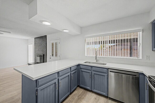 Building Photo - 935 W Santa Cruz Dr