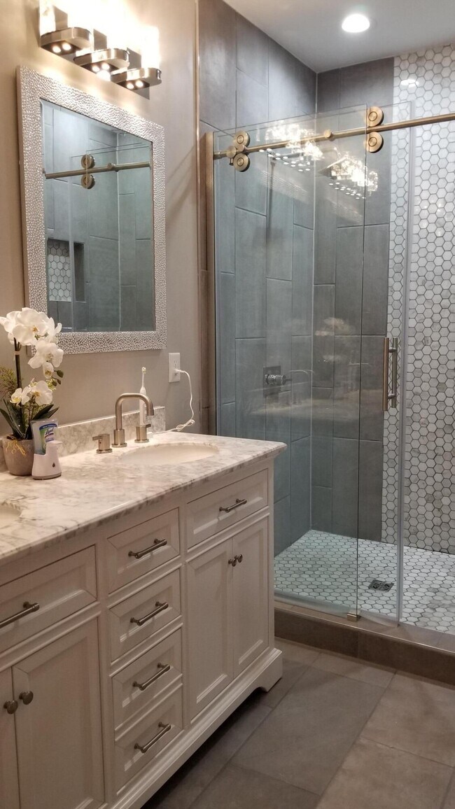 Building Photo - 1340 Oak St