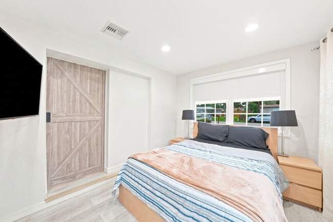 Building Photo - 3140 NE 12th Ave