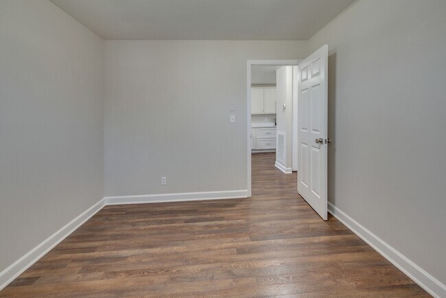 Building Photo - 405 Figuers Dr