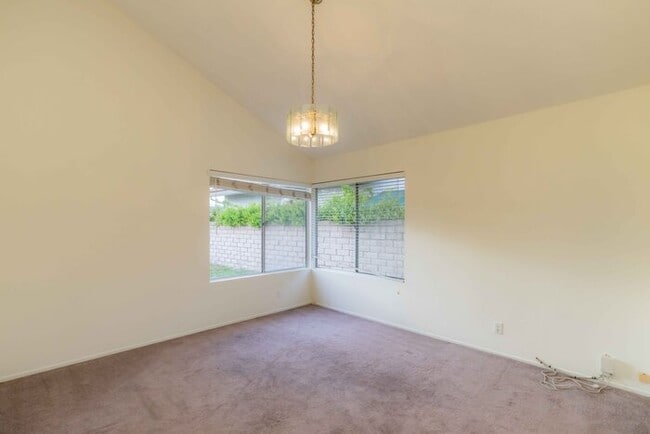 Building Photo - Beatiful house next to golf course.