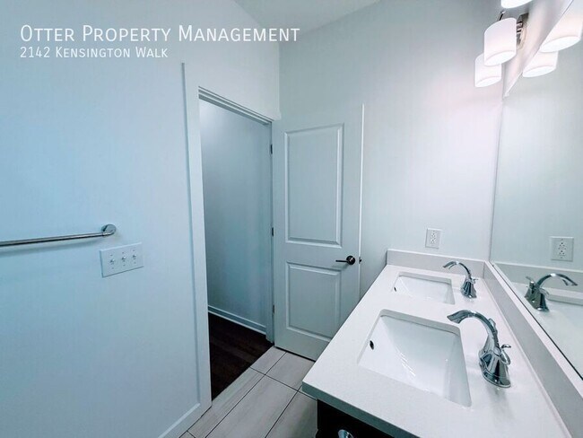 Building Photo - 2142 Kensington Walk