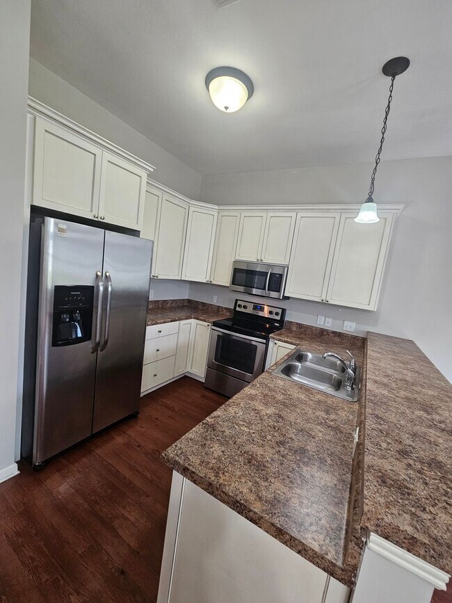 Building Photo - Modern 3Bed/2.5-Ba Townhome in PCB – Resor...