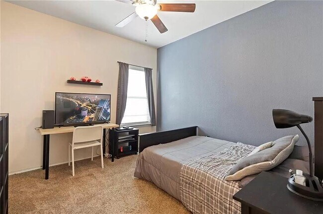 Building Photo - 156 Golden Eagle