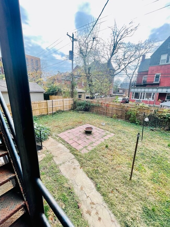 Building Photo - Renovated huge 2br/1ba in Shaw neighborhood,