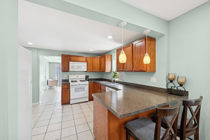 Building Photo - 2727 N Artesian Ave