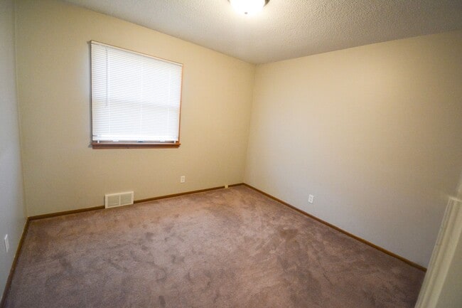 Building Photo - Ranch style apartment in duplex with finished basement space!