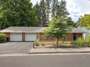 Building Photo - 635 SW Dawnview Ct