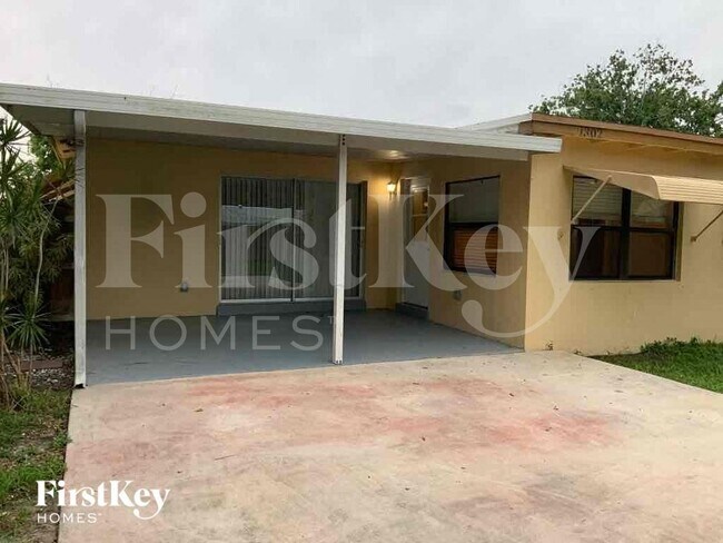 Building Photo - 1302 Crest Dr