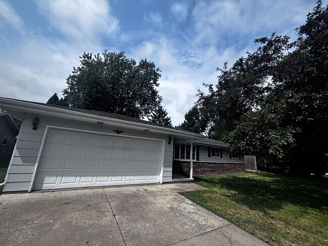 Building Photo - Beautiful 3 bedroom 2 bath Single Family H...