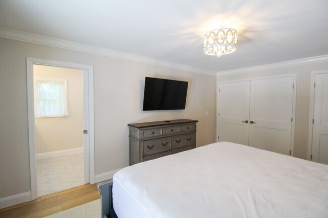 Building Photo - Luxury Annual Rental with Resort-Style Pool on Longboat Key