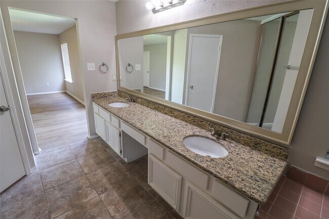 Building Photo - 1546 Ridgebriar Dr