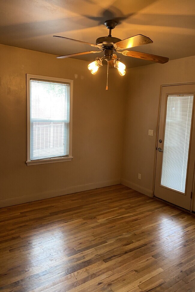 Building Photo - "2-Bed Retreat with 1350 Sq Ft of Comfort ...