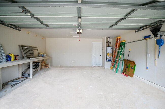 Building Photo - 2526 Lake Dale Ln