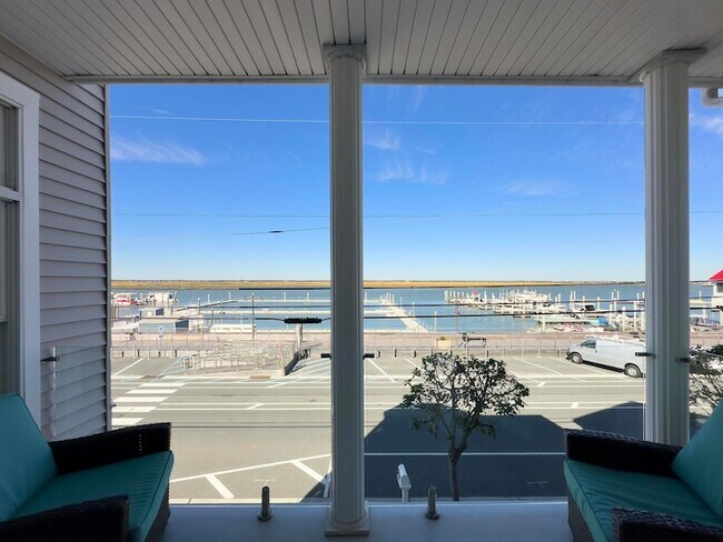 Building Photo - 9416 Amherst Ave