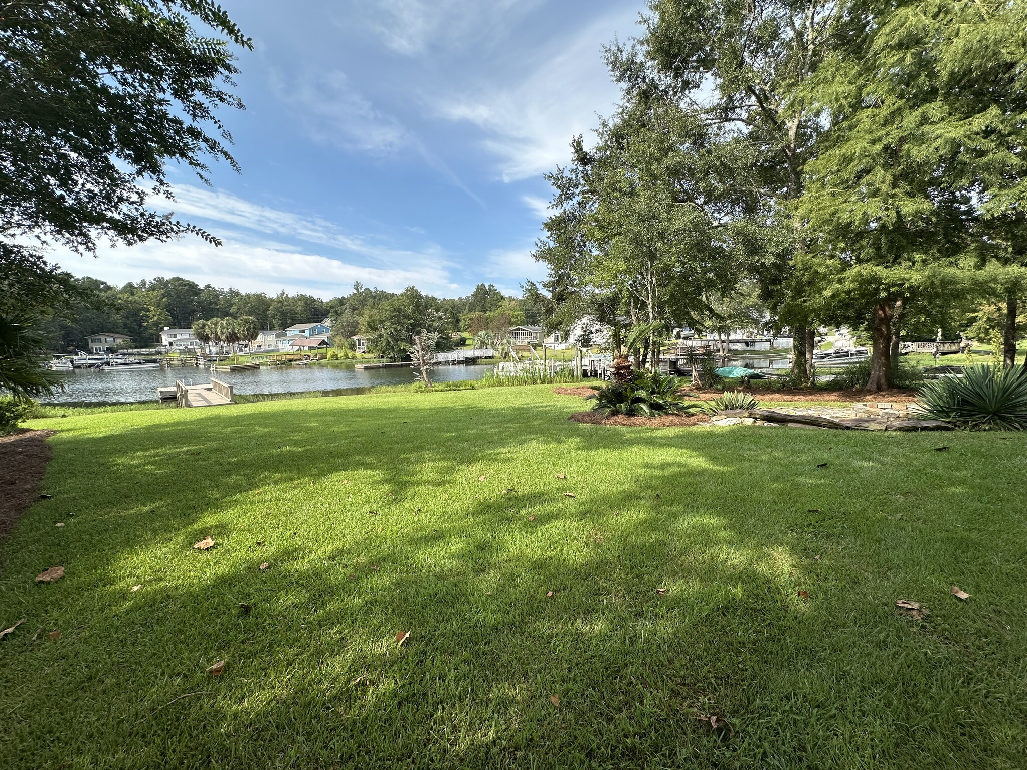 Building Photo - 350 Lakeshore Dr