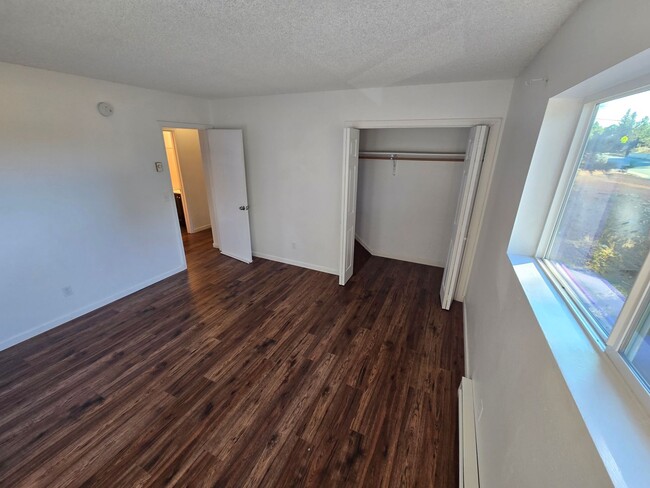 Building Photo - $200 OFF JAN. RENT!  2 Bed, 1 Bath Townhou...