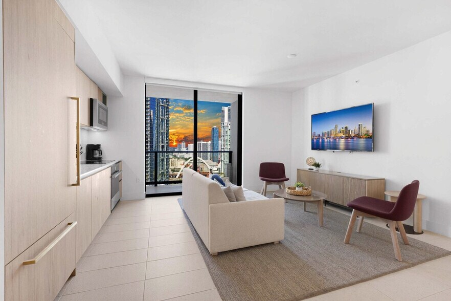 Building Photo - 601 NE 1st Ave