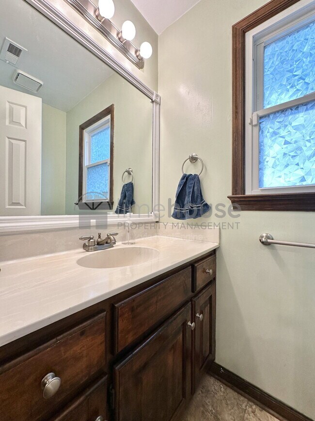 Building Photo - 3533 Bernies Ct N