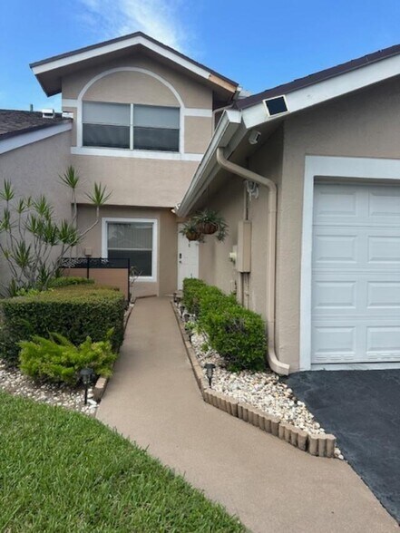Building Photo - 1244 W Lakes Dr